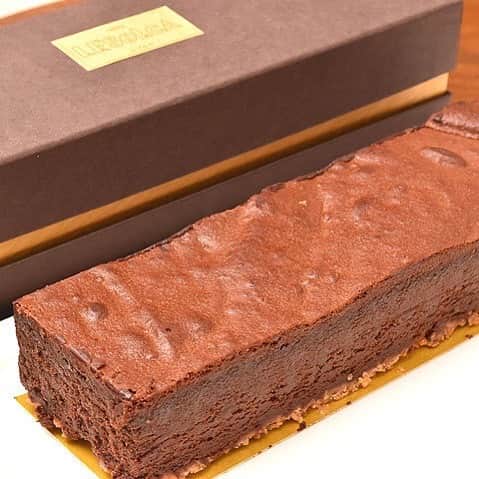 東京カレンダーさんのインスタグラム写真 - (東京カレンダーInstagram)「濃厚でありながら、とろける口当たりを実現した究極のガトーショコラ。ナッツ入りのクランブルで作られたボトムもいいアクセントとなっている。冷蔵庫から出して数分してから食べるのがおすすめ！ #東京カレンダー #東カレ #tokyocalendar #sweets #gateauchocolat #ガトーショコラ #手土産 #銀座 #レゾルカ #lesolca #銀座ガトーショコラ」6月25日 15時01分 - tokyocalendar