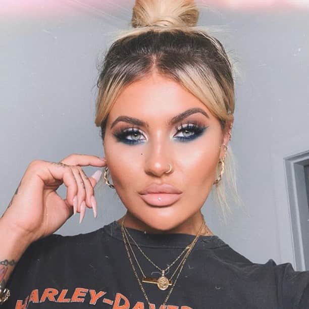 Benefit Cosmetics UKさんのインスタグラム写真 - (Benefit Cosmetics UKInstagram)「BIRTHDAY BABE 🎀 @jamiegenevieve wearing #hoola caramel, #kabrow & #gimmebrow+ to slay her BASE & BROWS 👏 Happy Birthday gorgeous, wishing you a day filled with love, laughter and lipstick 😘 #benefit #beauty #regram #benefitbrows #bronze . . . 📷 Image Description: A selfie of Jamie Genevieve」6月25日 15時01分 - benefitcosmeticsuk