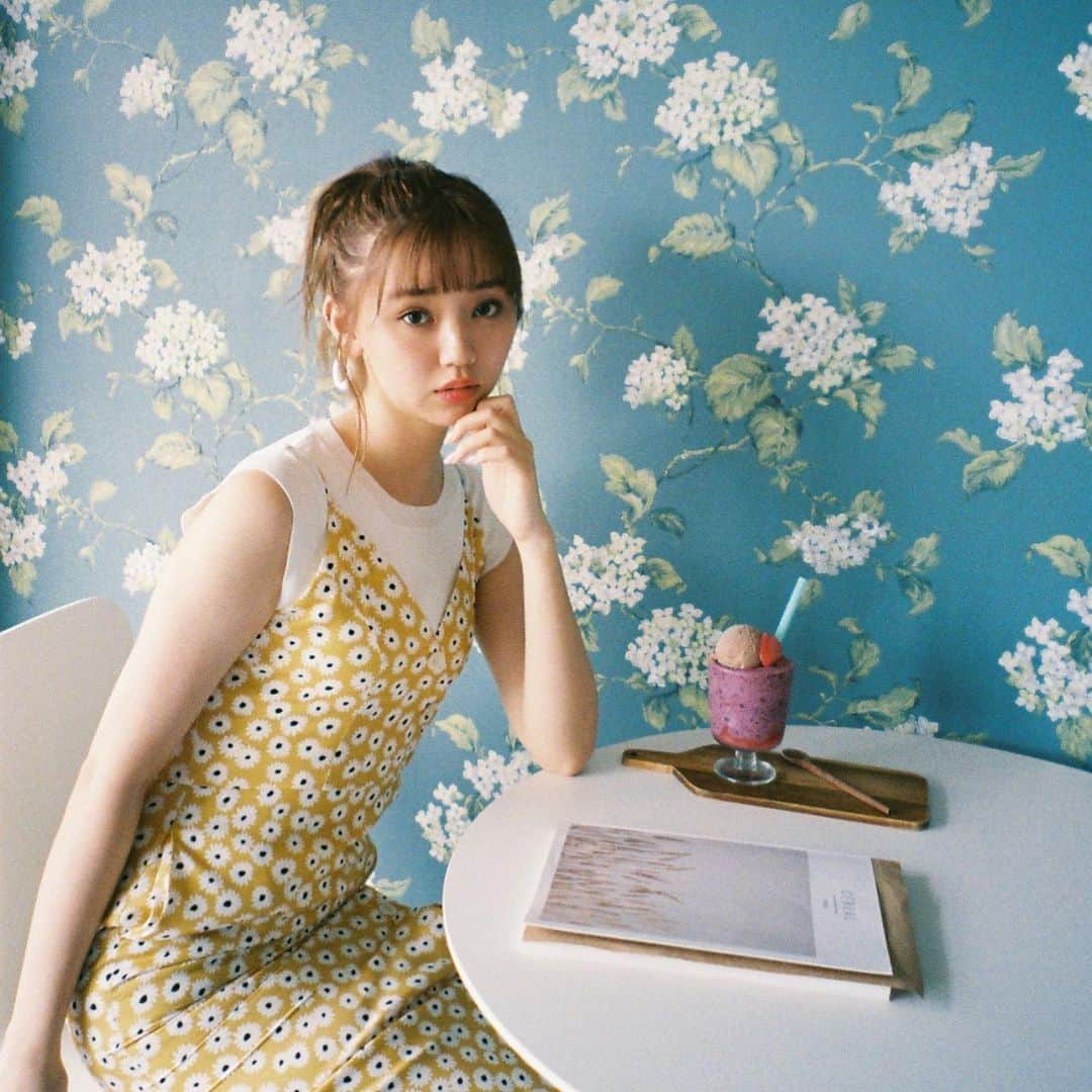 江野沢愛美さんのインスタグラム写真 - (江野沢愛美Instagram)「チェジュのオフショももうラストスパートです😳❤️ ここは本当にめちゃくちゃに可愛かったcafé！！！ フィルムカメラを持って行ったから雰囲気とあってたので撮ってもらいました🙏 朝ごはんも食べれるらしいっ フレンチトーストが名物で本当に美味しかった〜 社長さんは日本語ペラペラでした😳 また行きたいなぁ、、 #チェジュ島 あとラスト二回にするかな！ このオフショのおかげでインスタがカラフル🙈 #チェジュ島カフェ #mana__film #film」6月25日 15時04分 - enosawa_manami