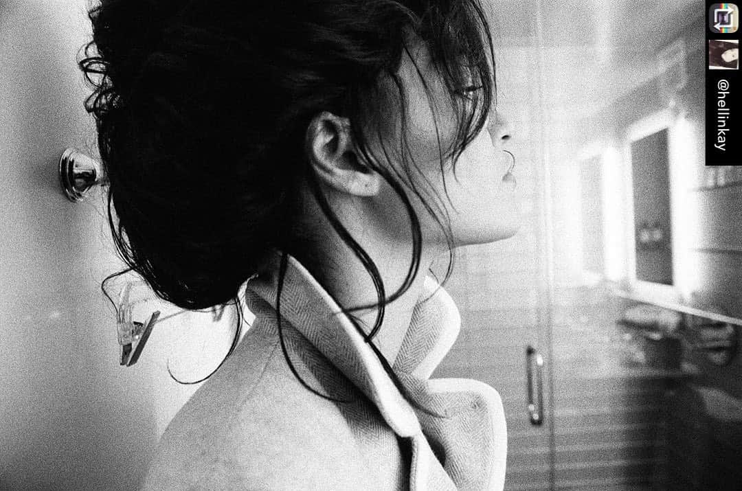 ジェシカ・ゾアのインスタグラム：「Repost from @hellinkay using @RepostRegramApp - @jessicaszohr #photographedbyhellinkay #femalefilmmakers #filmphotography #35mmfilm」