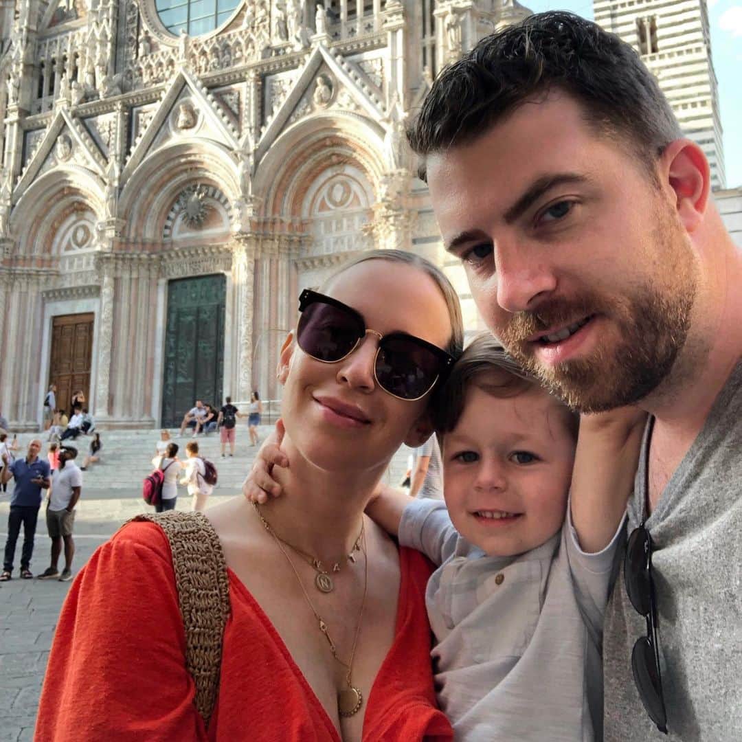 Helena Glazer Hodneさんのインスタグラム写真 - (Helena Glazer HodneInstagram)「The most epic italy trip as a family of three❤️🇮🇹 #butreadyforourbabysitter #andanap #pregnancyboobs #sienaitaly」6月26日 0時26分 - brooklynblonde1
