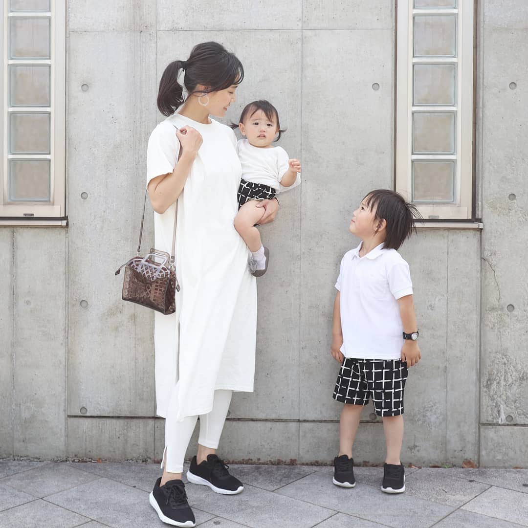 Eri Satoのインスタグラム：「モノトーンリンクコーデ · one-piece: @kente_official_ shoes: @outletshoes_official bag: @accommode pierce: @rhythm_everyday · 👦 pants: @pikimama_official shoes: @outletshoes_official watch: @papi_kids_ 👶 pants: @pikimama_official · 基本的に、出掛ける時は家族全員でリンクコーデする我が家😂💕 · この日は息子と娘が @pikimama_official のパンツ👖 とっても素敵なスリングのブランドなんですが、お揃いの生地で服や小物もあるんです！ スリングは今度改めて紹介しますね💕 · そして @outletshoes_official のスニーカー👟 これはパパと息子とお揃い♪ 娘とも早くお揃いの靴履きたいな～😽 · ワンピースは @kente_official_ 白だけど生地がしっかりしてて透けないところが🙆✨ · #fashion#ootd#outfit#code#coordinate#style#stylepoint#instafashion#instagood#instalike#ファッション#コーディネート#コーデ#プチプラ#プチプラコーデ#今日の服#今日のコーデ#ママコーデ#ワンピコーデ#おやこーで#大人カジュアル#モノトーン#白黒 #シンプルコーデ#親子リンクコーデ愛好家 #親子#兄妹ママ#リンクコーデ」