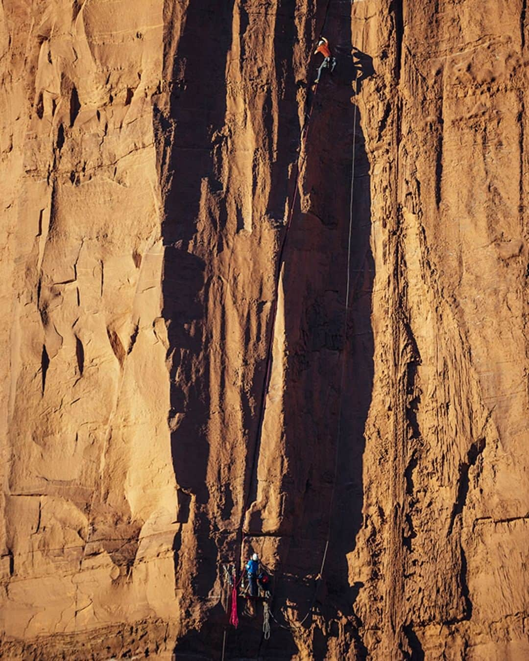 patagoniaさんのインスタグラム写真 - (patagoniaInstagram)「Getting dirty on a Sundevil Chimney sweep. The Titan, Fisher Towers, Utah.﻿ Photo:@miahwatt﻿」6月26日 0時30分 - patagonia