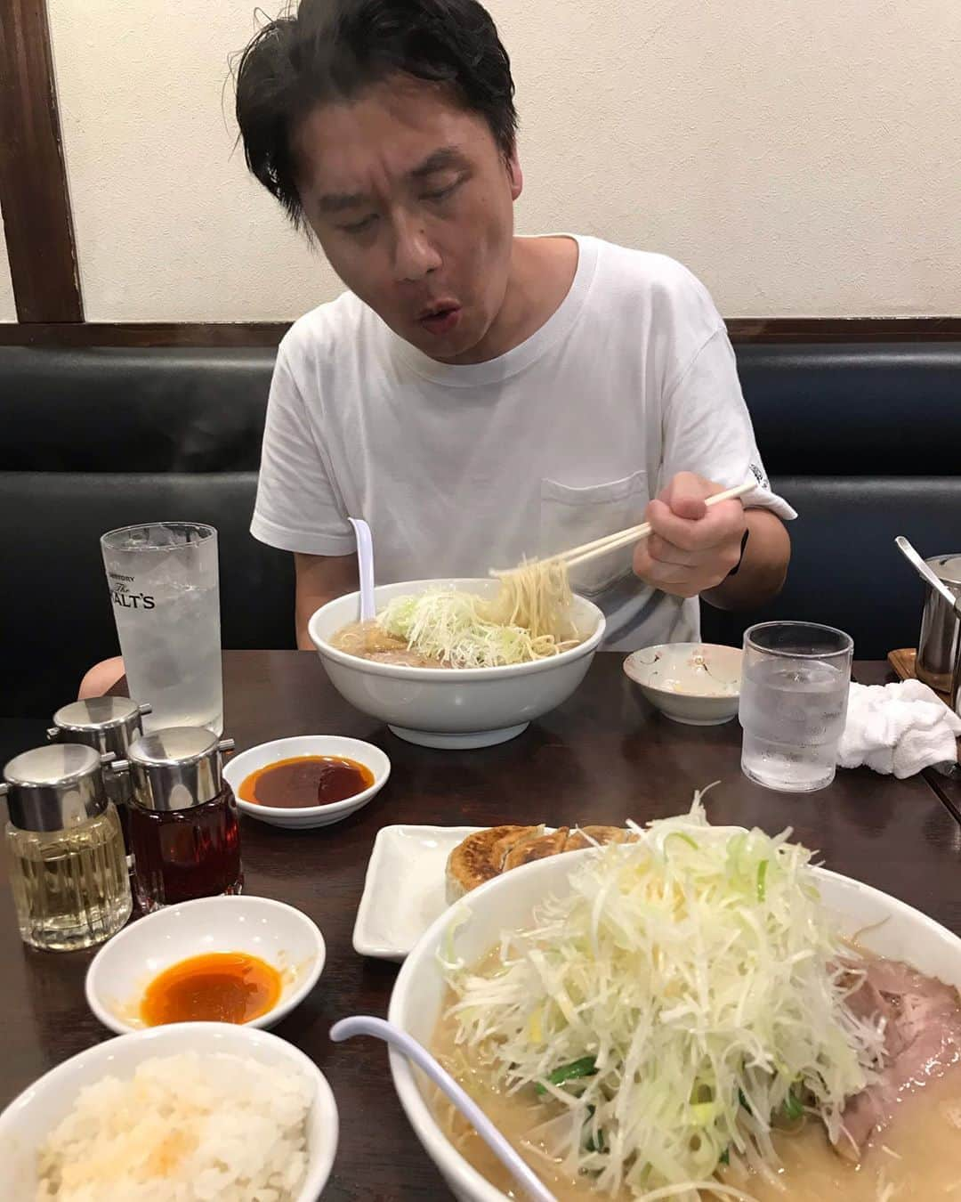 じろうさんのインスタグラム写真 - (じろうInstagram)「遠出してだまとラーメン。 食い過ぎて気持ち悪い。 一緒に無限大出てた時はキラキラしてたのに今はレモンサワー飲んでなかなか帰ろうとしない。おっさんじゃねーか🍜 だまちゃんご馳走様！」6月26日 0時39分 - sissonne_jiro