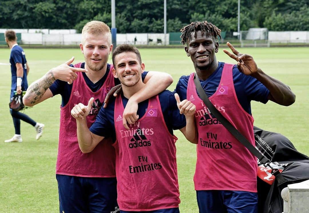 ハイロ・サンペリオのインスタグラム：「👉👍🏼✌🏾 Charging batteries always with a smile! @hsv #NurDerHSV #BeXtreme . . 📸 @witters_sportfotografie」