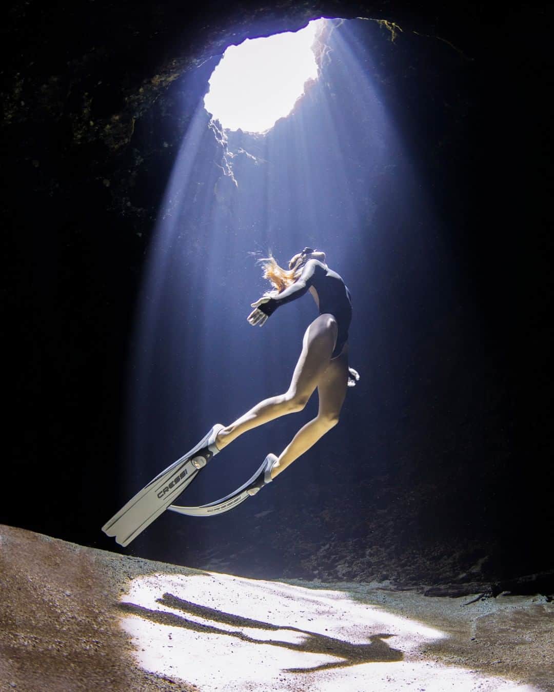 Canon UKさんのインスタグラム写真 - (Canon UKInstagram)「Thank goodness for underwater casings 🙌. Showing us a side of the world not many of us know, by @caymanjason with @coral.cay.  Camera: EOS 5D Mark IV | Lens: EF 8-15mm f/4L Fisheye USM | Shutter Speed: 1/125 | Aperture: f/6.3 | ISO 1600」6月26日 0時40分 - canonuk