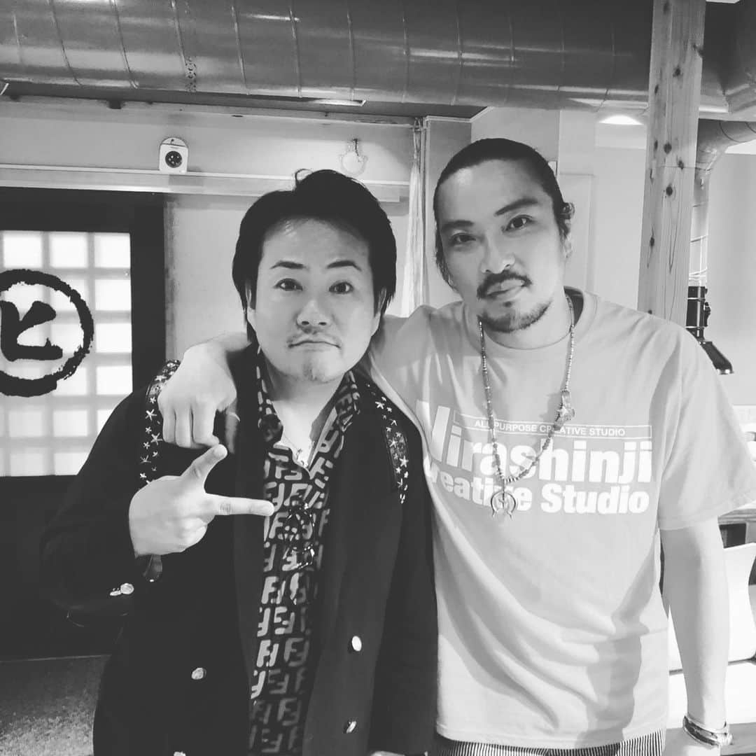 若旦那さんのインスタグラム写真 - (若旦那Instagram)「第五修行場パブロカフェ無事終わりました！ 初っ端から5連続修行を実行させてもらいましたが、途中2度ほど心が折れそうになりました。けど、そこは有言実行！ ライブ後はお酒を飲まず、必ず銭湯へ行き水風呂に浸かる。朝は少ないけど3キロぐらい走る。さすがに今日は身体も疲れがたまってたので、レフォルマの兼元のところに行ってマッサージしてもらい、パブロカフェの前の清水湯で昼間から湯水で整えてからライブに臨みました！昨日と違って今日はメッセージというよりは楽しさ重視のライブをやってみようと試みました(こんな風に毎回趣旨を実験的に変えて変化をつけてツアーをしていきます)。終わってみると、5連チャンしたら6連チャンしたくなってきてますw 本当に昔と比べたら喉が強くなってきてます。もう薬なんかも飲んでませんし、全く枯れません。銭湯効果でしょうね^_^ 打ち上げは大阪二公演の主催者の宇都宮君のお店の三代目 脇彦商店にて打ち上がりました！ やっとお酒が飲めると思いきや禁酒の店。 でもお肉が美味しく驚きましたよ！ また奈良、大阪戻ってきます！！ありがとう^_^ @sandaime_wakihiko_shouten」6月26日 0時50分 - waka__danna