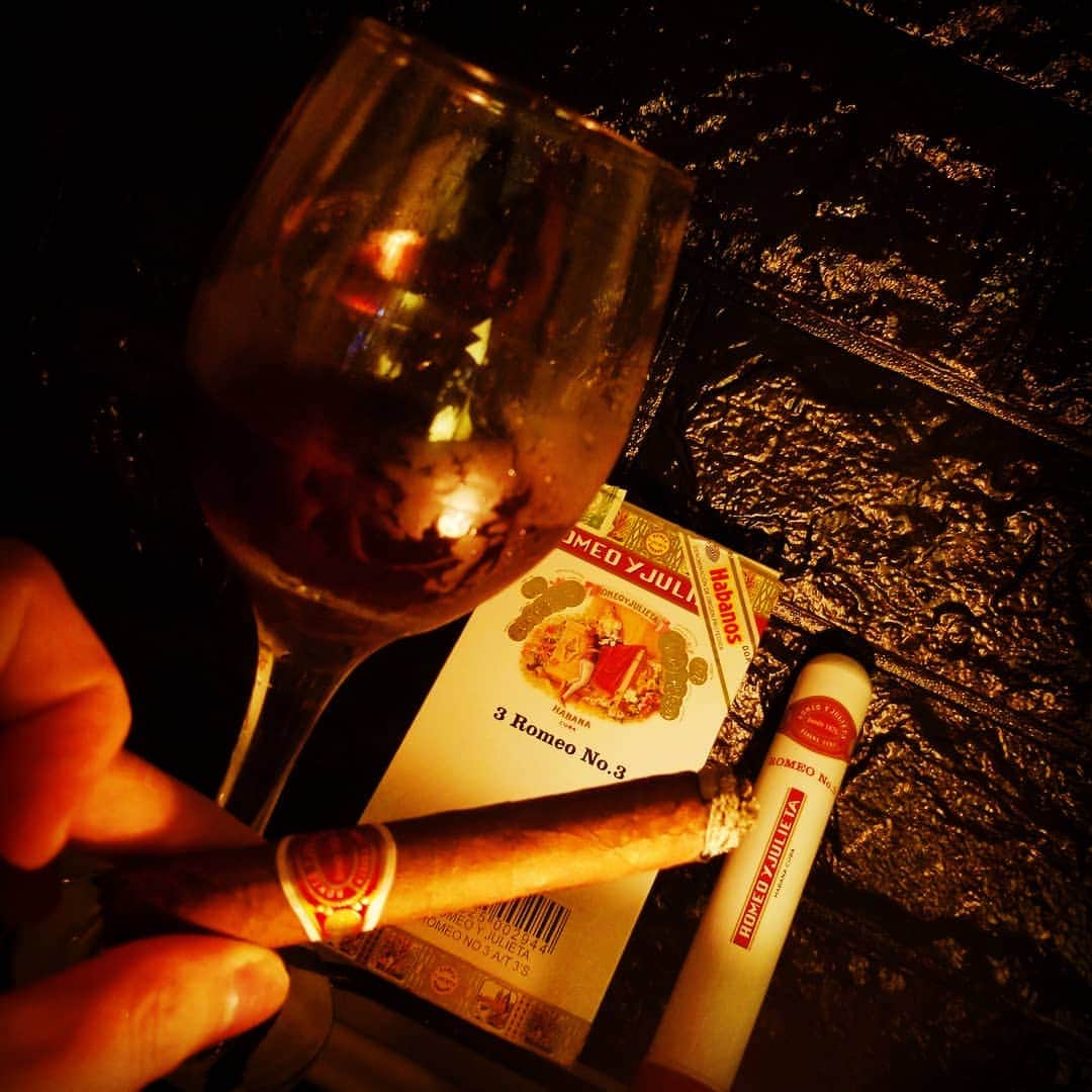 斉藤秀翼さんのインスタグラム写真 - (斉藤秀翼Instagram)「遂に自宅で葉巻。 #cigar #葉巻 #romeoyjulieta #no3 #habana #cuba #habanacuba #wine #red #redwine #bgm #ericclapton #etc」6月26日 0時43分 - syuusuke.s
