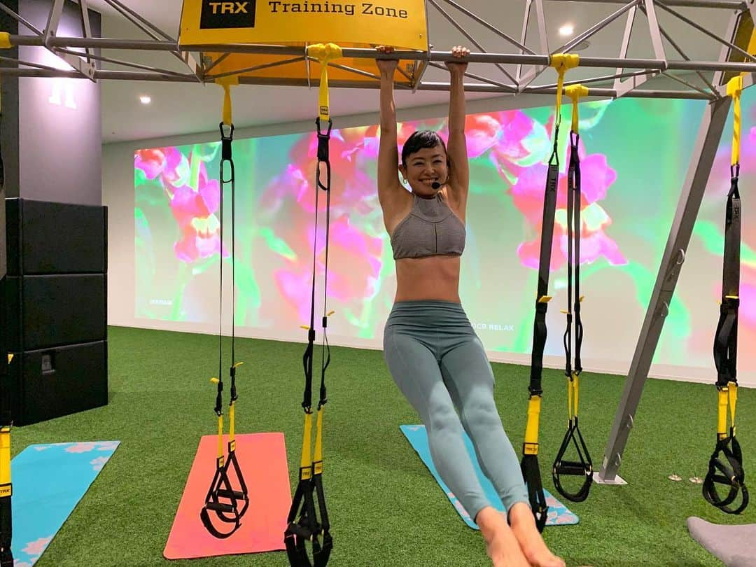 高松いくさんのインスタグラム写真 - (高松いくInstagram)「私自身が どんどんはまっていく TRX Yoga だから お客様にも この良さをいかにそのまま お伝え出来るかが 毎回の課題！！ 筋トレというより 伸びとバランス。 ここを極めたいし伝えたい！ TRX × Yoga  シェアしたいで 溢れ出るようにインプットしていきたい！  のびたーーーーー！ スッキリ！！ っと、お風呂から上がったような サッパリした顔でシャバーサナから起きて下さったのが嬉しくて私の方こそ幸せを頂きました、、、(*´Д｀*) 学び続けます(*´-`) * * #群馬 ちゃんと #仕事 してるよ （笑） #楽しそうだね ってメッセージくる（笑） #楽しいよ 🤣 #trxyoga #trx #yoga #instructor  #ヨガ #芝生  #ヨガウェア #マット  #prana #スタジオ #新前橋 #ソネットフィットネス #sonet #fitness #gunma #goldsgym #new #space」6月26日 0時43分 - iku_takamatsu_trip_sup_yoga