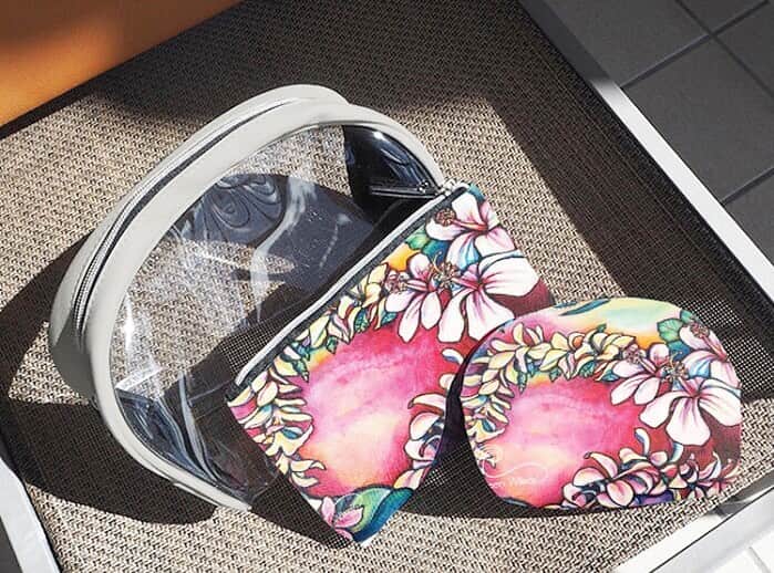 のインスタグラム：「🌺 今年デビューした🆕アートNa Lei がモチーフになった人気デザイン😍🌴 お洒落さん人気No.1です💛 ・ ポーチが3つで3,000円😳💓 衝撃プライスで大人気！ しかも本当に使いやすい✨ ・ ギフトにもおすすめです🧡 ・ 今夜1:59まで #楽天 サイトでお買い物マラソンセールを開催中！ ・ しかも今日は特別に☺️ 3,000円以上お買い上げで使える特別クーポンも配布中💙 ・ さらにポイントも20倍になっちゃいます🌈 ・ ぜひお見逃しなく👏💕 @laleia_official  @colleenwilcoxgallery_jp  #colleenwilcox#art#hawaii#aloha#surf#beach#laleia#ハワイ#フォトジェニック#インスタ映え#インスタ女子#アロハ#ビーチ#海を感じる雑貨#ラレイア#アート#ビーチガール#サーフスタイル#大人カジュアル#旅行#トラベラー#タビジョ#ポーチ#楽天#コリーンウィルコックス」