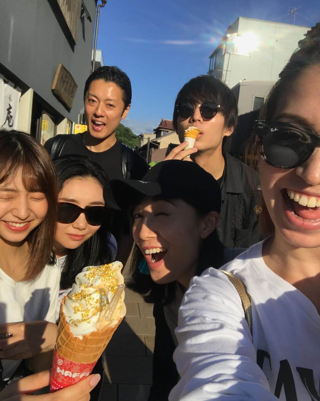 ダンドイ舞莉花のインスタグラム：「金のアイスたち  たくや二個食い  まりえはゴールドの #トゥーヌシェーナ  #リューン #リューン風の魔法と滅びの剣 #lune #金沢 #オフ #japan #kanazawa #japanesesweets」