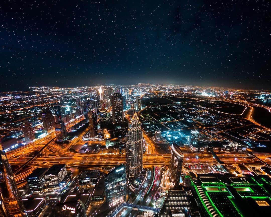 goproさんのインスタグラム写真 - (goproInstagram)「Photo of the Day: Dubai from the sky by @divyaaaam. Did you know it only takes 1 minute to get from the 1st to the 125th floor at the #Burjkhalifa? • • • #GoProHERO7 #GoProTravel #TripOn #NightPhotography #Dubai #UAE」6月26日 0時48分 - gopro