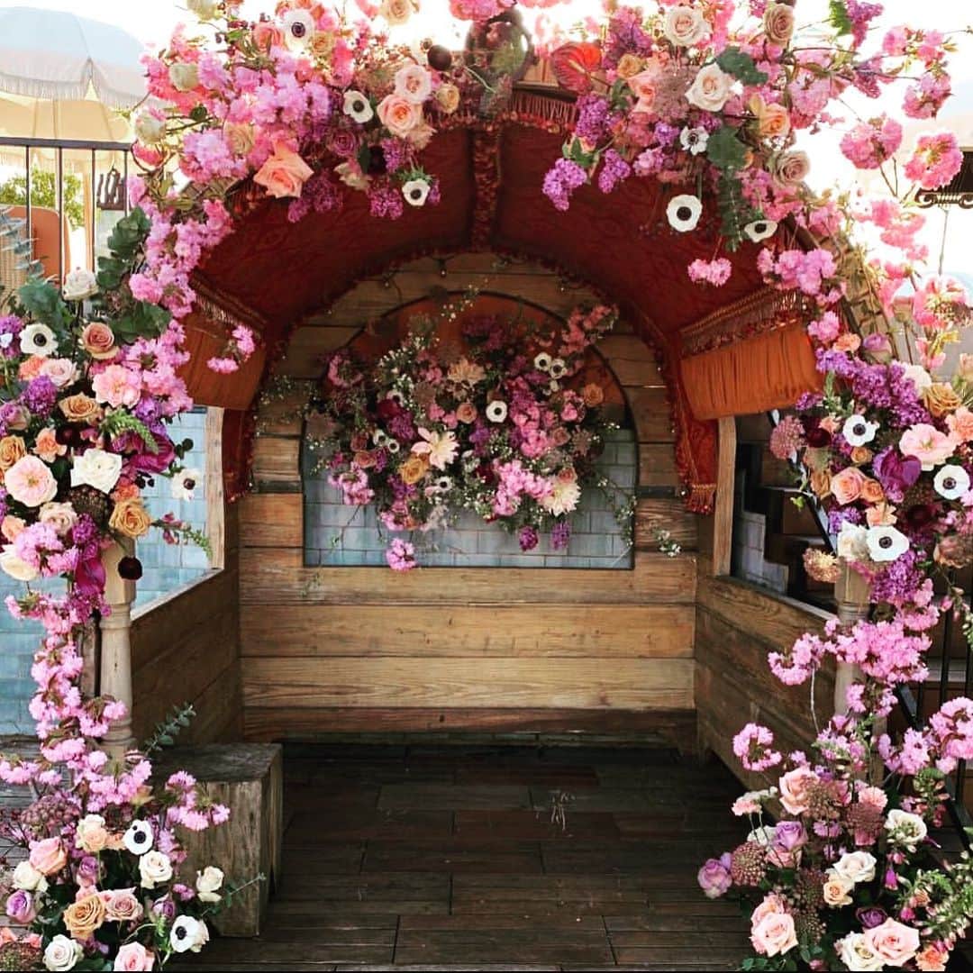 ジェシカ・ゾアのインスタグラム：「🌺🌼💐💕How beautiful is this flower art? @thepetalworkshop 🌹💐🌼🌺💜#apothekeco #jessicaszohr #TakeTimeToSmellTheRoses」
