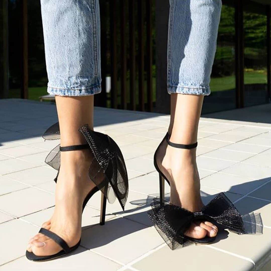 Jimmy Chooさんのインスタグラム写真 - (Jimmy ChooInstagram)「As versatile as they are playful, style our AVELINE sandals with denim for a standout look #JimmyChoo 📷 @netaporter」6月26日 1時00分 - jimmychoo