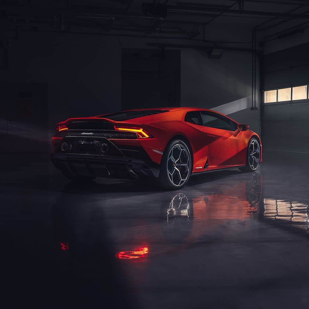 ランボルギーニのインスタグラム：「Brightness just needs a little bit of light. What emoji would you use to describe Lamborghini Huracán EVO?  #Lamborghini #HuracanEVO #EveryDayAmplified #LightsOnLamborghini」