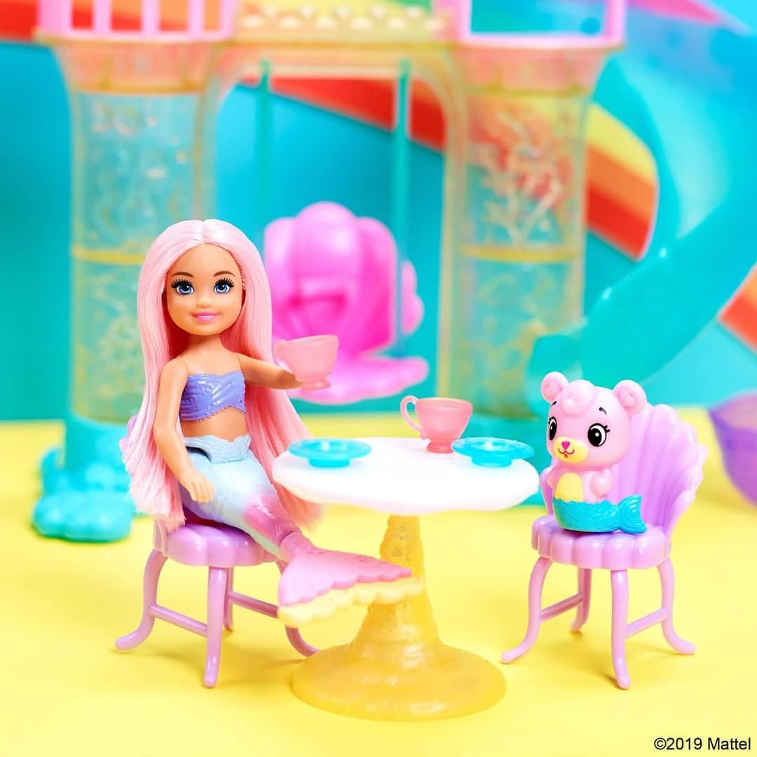 バービーさんのインスタグラム写真 - (バービーInstagram)「Tea for two! 🧜‍♀️💕🐻 ​Dive into playtime with the Chelsea Mermaid Doll and her friend Merbear! #Barbie」6月26日 1時00分 - barbie