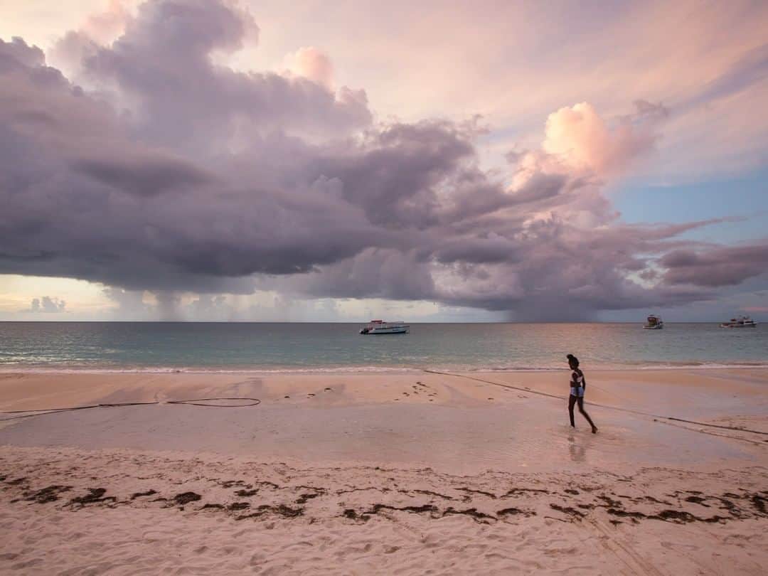 National Geographic Travelさんのインスタグラム写真 - (National Geographic TravelInstagram)「Photo by @andrea_frazzetta | Sunset on the famous beach of Dickenson Bay, Antigua. On the horizon, a storm is coming. Antigua has 365 beaches (one for every day of the year, as the locals eagerly point out). To see more photos from my travels, follow me, @andrea_frazzetta. #antiguaandbarbuda」6月26日 1時00分 - natgeotravel