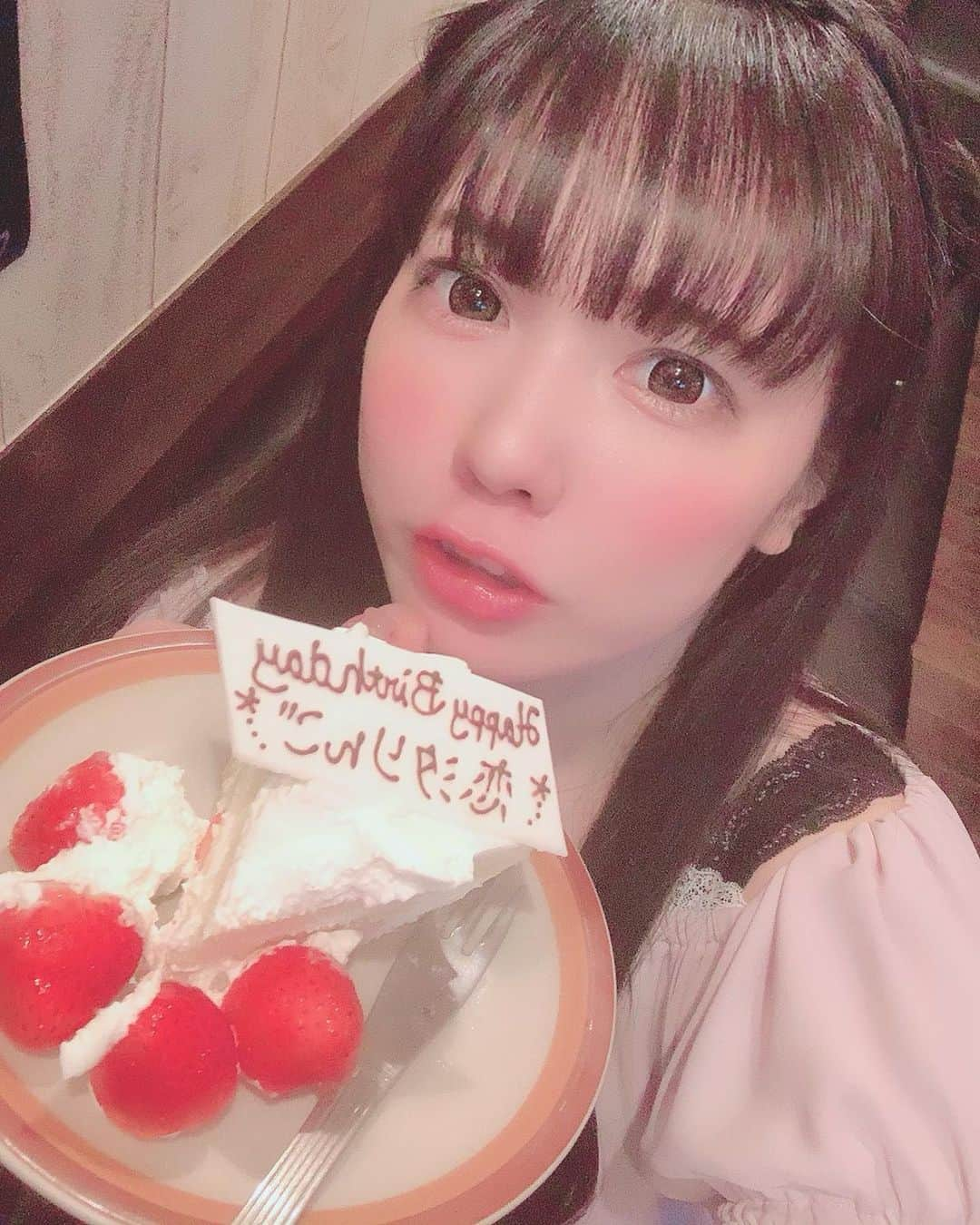 恋汐 りんごさんのインスタグラム写真 - (恋汐 りんごInstagram)「🎂 🎉 🎂 🎉 スナックあざらし おたんじょうび会(Ｕ 'ᴗ' )⊃ スペシャルなシャンパンにはスペシャルなとくてんをつけたなの(Ｕ 'ᴗ' )⊃🎊」6月26日 0時53分 - sioringogo