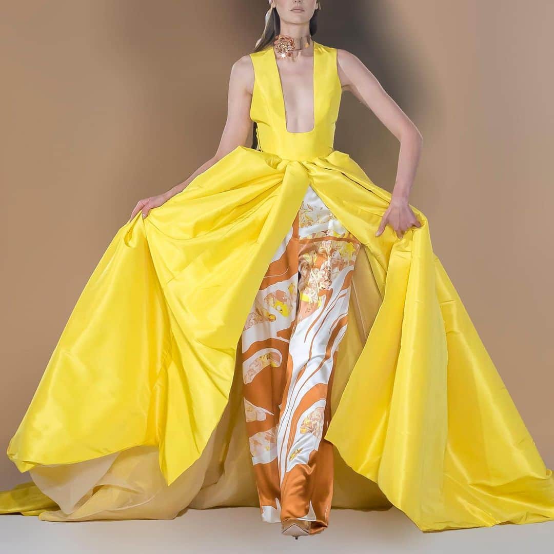 ステファンローランさんのインスタグラム写真 - (ステファンローランInstagram)「Taffeta gown with satin silk pants with a “Song Dong” print. #stephanerolland #fashionshow #hautecouture #paris」6月26日 0時52分 - stephanerolland_paris