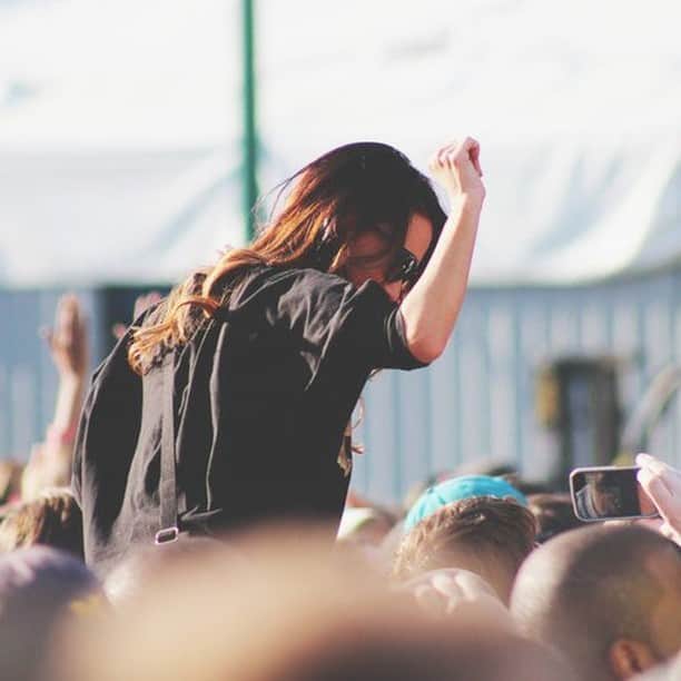 アクセサライズのインスタグラム：「With festival season in full swing, you'll be planning outfits and choosing accessories in no time. To help you stay ready whatever the weather, we've created a cool new interactive Festival Forecast guide giving you the lowdown on what to expect from the weather for your favourite festivals this summer.  Tap the link in the bio to discover more. #Accessorize #festival」