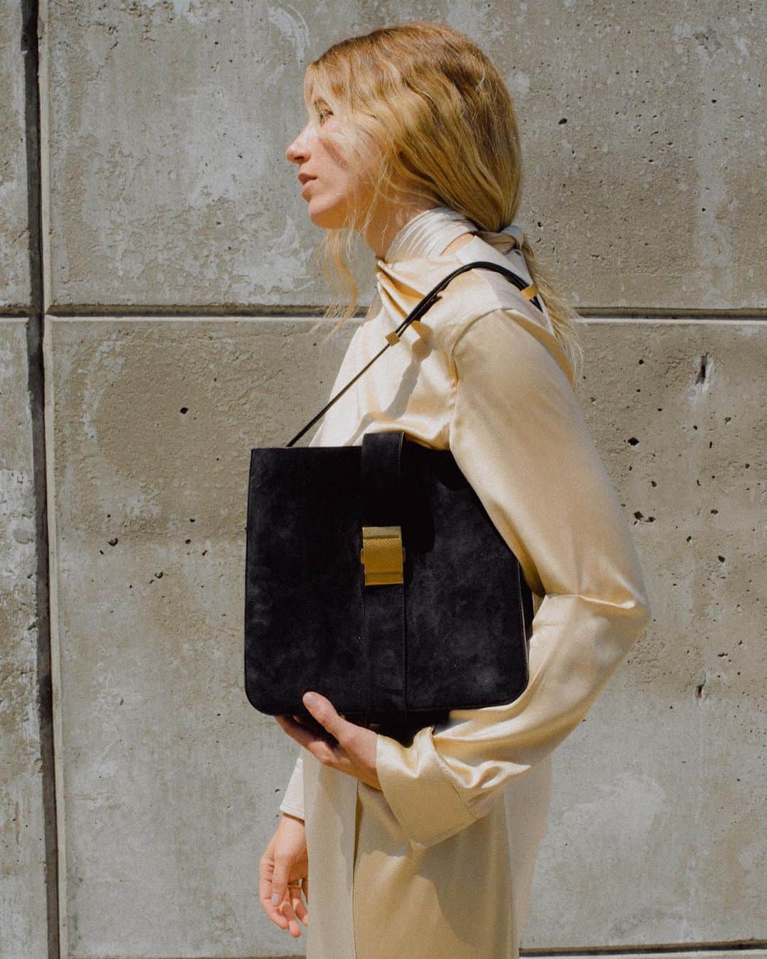 Bergdorf Goodmanさんのインスタグラム写真 - (Bergdorf GoodmanInstagram)「CLEAN SLATE ✨ We recently tapped @veronikaheilbrunner to test drive the best pieces from Daniel Lee’s @bottegaveneta, which has been at the top of the fashion crowd’s wishlist since its debut last December. Discover the full story at BG.com/Blog and shop the brand on BG’s 6th floor before it’s anywhere else. [photo: @zackerymichael]」6月26日 1時02分 - bergdorfs