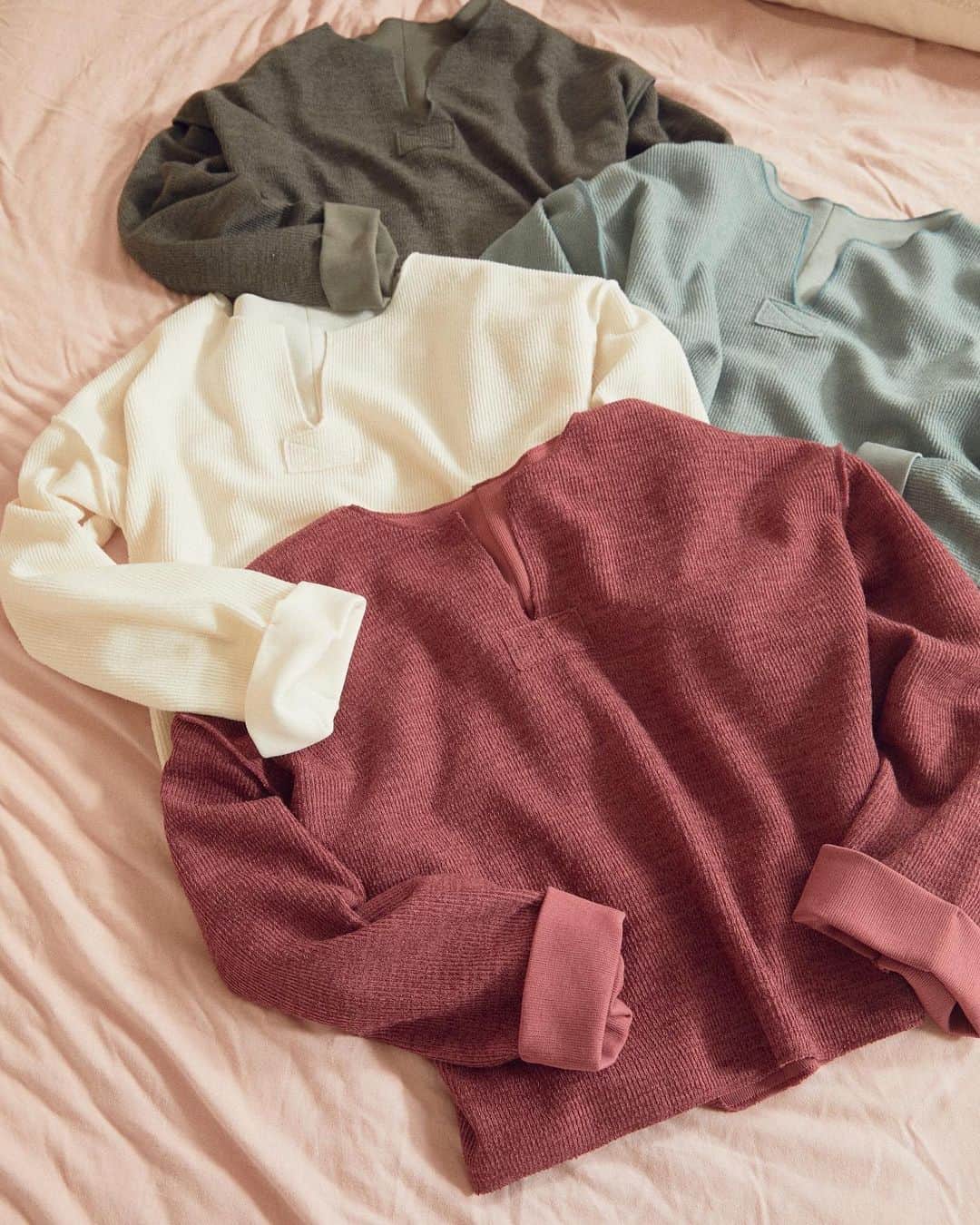 のインスタグラム：「The comfiest layer for chilly nights—or for when the AC is blasting. Tap to shop! #UOonYou」