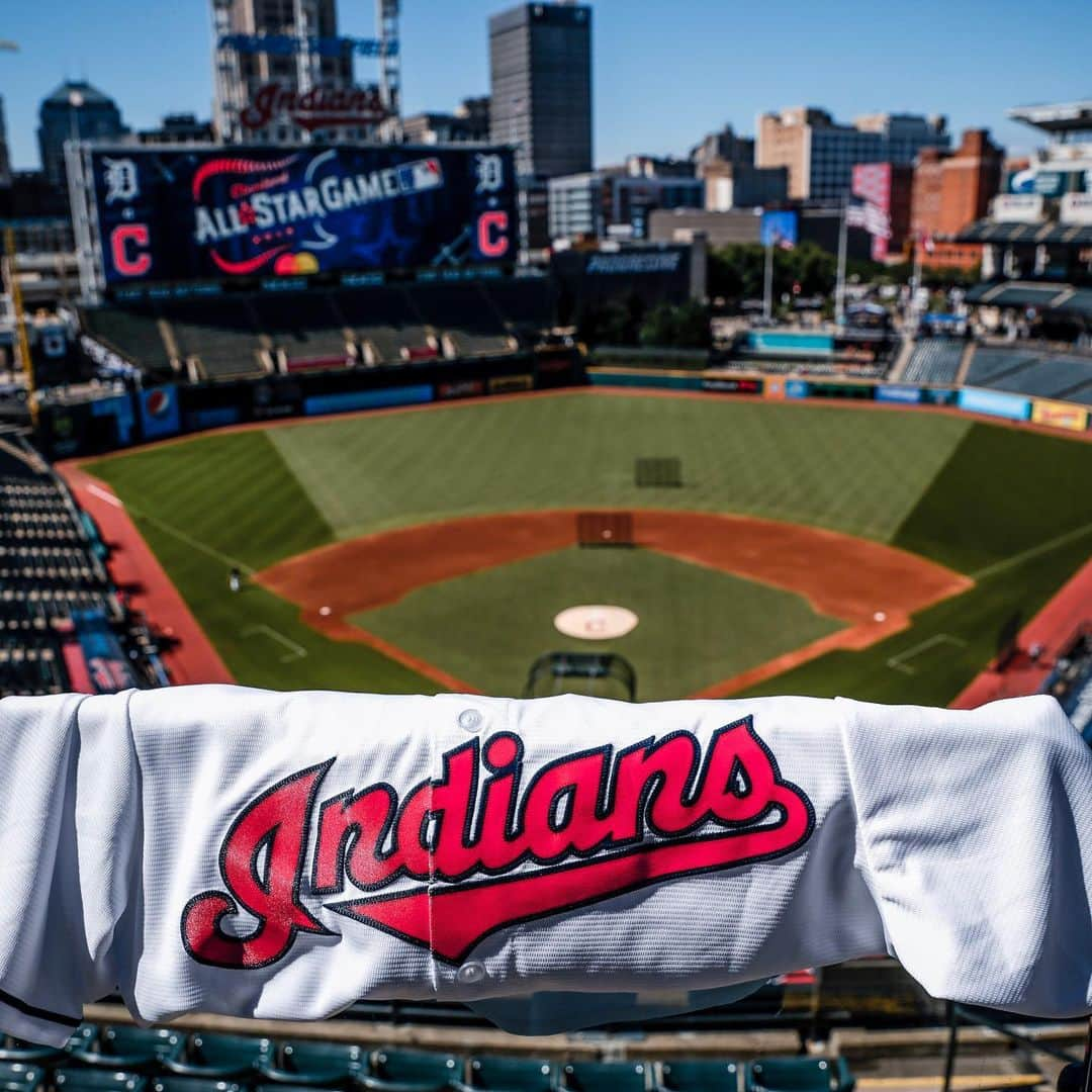 クリーブランド・インディアンスさんのインスタグラム写真 - (クリーブランド・インディアンスInstagram)「🚨Signed Jersey Giveaway🚨 Enter now for your shot at an authentic signed #Indians jersey, courtesy of @draftkings!  Step 1: Follow @draftkings Step 2: Comment #IndiansSweepstakes below  For more info and to view official rules please visit: www.indians.com/dksweeps」6月26日 1時09分 - cleguardians