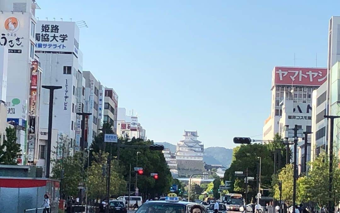 岡安弥生さんのインスタグラム写真 - (岡安弥生Instagram)「白鷺城、駅から遠目でも、美しい。新しくなったお城を見たいなぁ…と思いつつ、後ろ髪ひかれつつ、取材頑張ります(๑˃̵ᴗ˂̵)#姫路城#姫路#白鷺城#美しい#綺麗#モーニングショー#取材#report#himeji #castle」6月26日 1時04分 - yayoin3