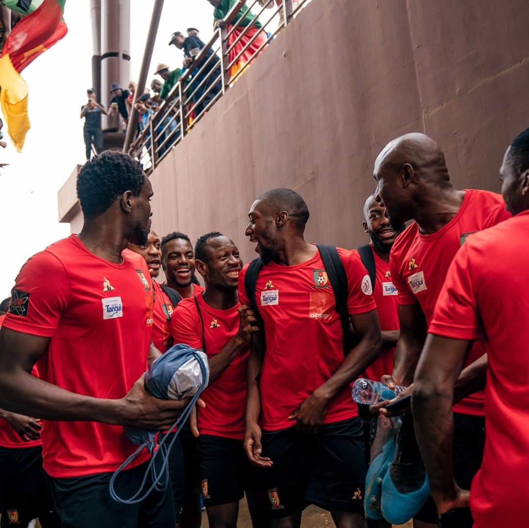 ルコックスポルティフさんのインスタグラム写真 - (ルコックスポルティフInstagram)「⚽ JOUR DE MATCH ⚽  H-1 🇨🇲 🇬🇼 C'est au tour des Lions Indomptables de faire leur entrée dans la compétition pour défendre leur titre. Nous sommes fiers de vous accompagner ! #AllezLesLions 🦁 Cameroun - Guinée-Bissau 🕒 19:00  @Fecafoot - Officiel #LCSFootball #Football」6月26日 1時05分 - lecoqsportif