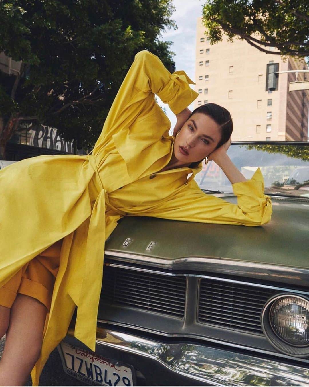 Anna Lylesのインスタグラム：「New work in Vogue Poland w beauty @jacquelynjablonski ⚠️👘🐯🌼⚡️💛 @vogue.polska shot by @turczynska_ @karlagruszecka @tksmakeup #annalyles @koreczeeek #voguepolska」