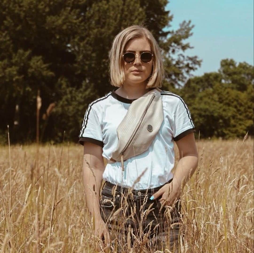 のインスタグラム：「Vibes from @melina.wx and her favourite #bumbag 🌾」