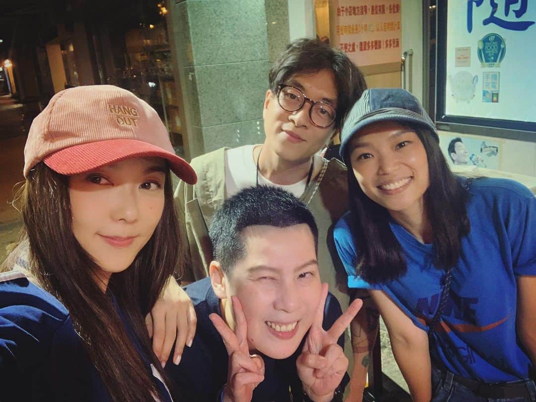 フィオナ・シットさんのインスタグラム写真 - (フィオナ・シットInstagram)「永遠可愛的 @van626 又大一歲了！生日快樂🎈 @eedithxx  @kwanwailun65」6月26日 1時21分 - physit