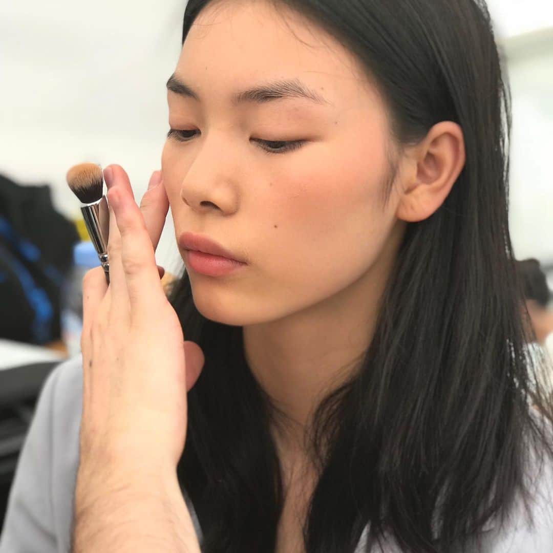 M•A•C Cosmetics Franceさんのインスタグラム写真 - (M•A•C Cosmetics FranceInstagram)「M·A·C - BACKSTAGES AVEC @jacquemus ✨ Effet "Sunkissed" pour le défilé @jacquemus réalisé par nos makeups artists ! On est fan de ce makeup naturel d'été, et vous ? 🙌 Crédit photo : @liubingbing7 @ tamiwilliamsofficial @ningjinyi @Keenancgyamfi #maccosmetics #maccosmeticsfrance #jacquemus #macbackstages #backstages #defilé」6月26日 1時27分 - maccosmeticsfrance