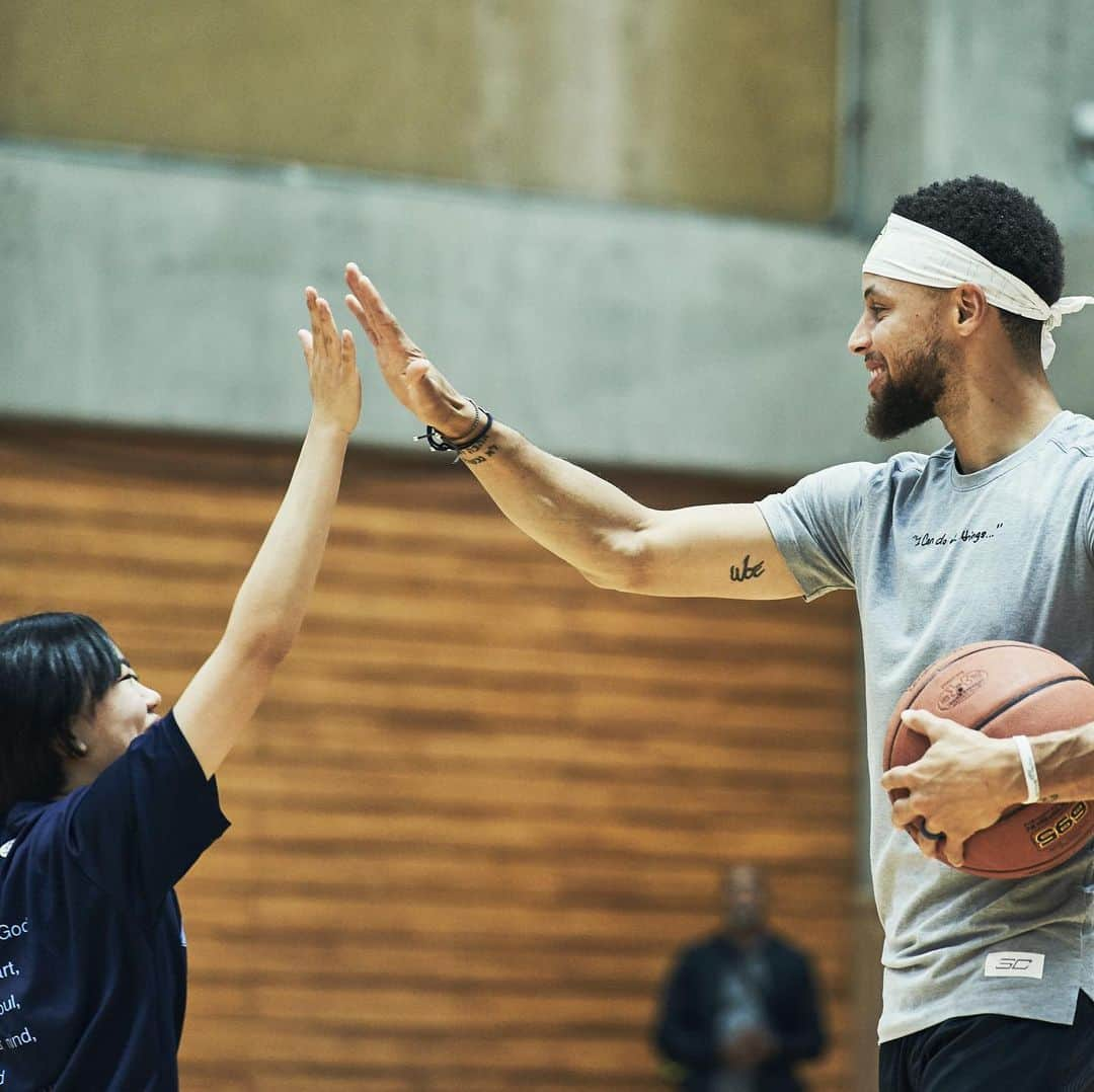 Under Armour Basketballさんのインスタグラム写真 - (Under Armour BasketballInstagram)「@stephencurry30 is out here growing the game in Japan and China on the 2019 UA Basketball Asia Tour.  Check our stories to follow all the action and stay tuned to see who else is joining us on our next stop...」6月26日 1時32分 - uabasketball