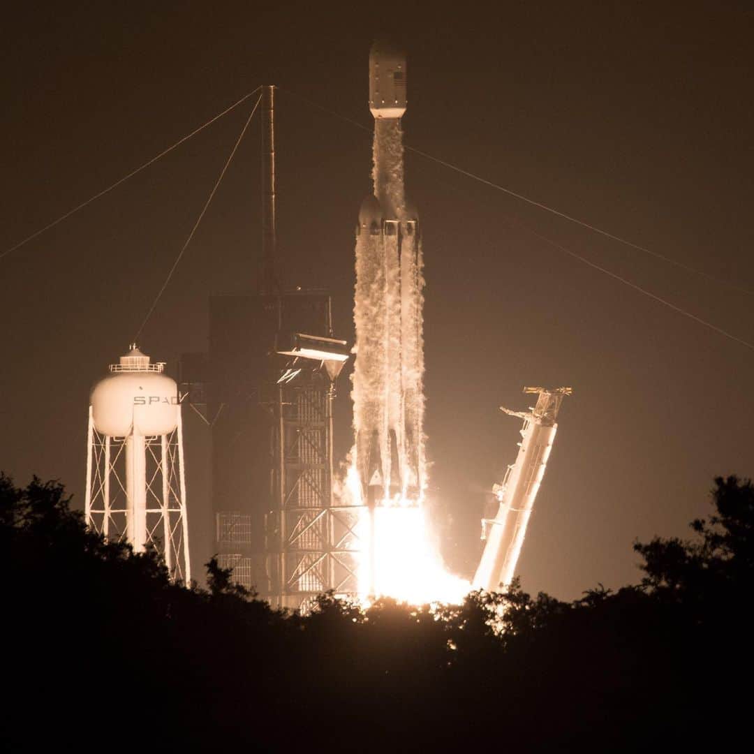 NASAさんのインスタグラム写真 - (NASAInstagram)「#BeEpic⁣ ⁣ @SpaceX’s Falcon Heavy rocket left Earth this morning at 2:30 a.m. EDT, carrying out one of their most challenging launches ever. 🚀 Who were the space traveling hitch hikers on board?⁣ ⁣ Four of our technology missions aimed at studying non-toxic spacecraft fuel, deep space navigation, “bubbles” in the Earth's atmosphere and space radiation. The missions, each with a unique set of objectives, will aid in smarter spacecraft design and benefit our Moon to Mars exploration plans – bringing us one step closer to deep space exploration. Want more on this historic launch? Visit our link in bio. ⁣ ⁣ Image Credit: NASA⁣ ⁣ #Epic #NASA #SpaceX #RocketLaunch #FalconHeavy #Space #Science」6月26日 1時44分 - nasa