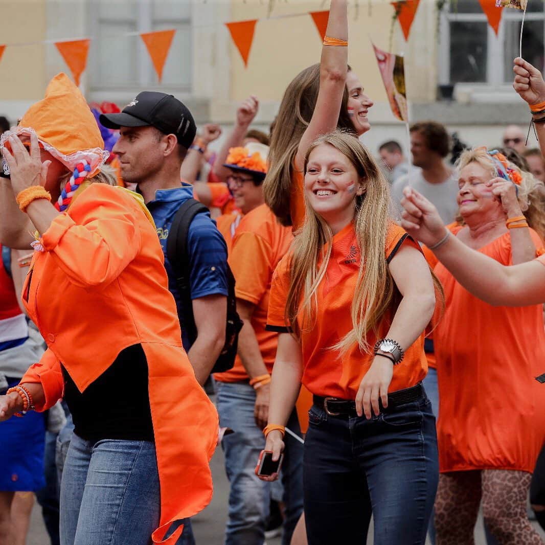サッカー オランダ代表チームさんのインスタグラム写真 - (サッカー オランダ代表チームInstagram)「🧡 Rennes is ook Oranje! Sluit je aan? Geef een oranje hartje 👇 • • • #OranjeLeeuwinnen #OnsOranje #WK2019 #NEDJPN」6月26日 1時39分 - onsoranje