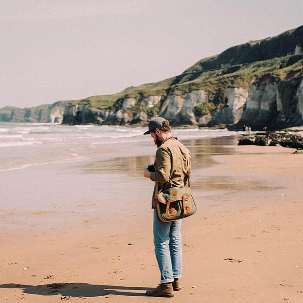 ジョンチャップマンのインスタグラム：「Visit @permanentstylelondon for the full review of the @adammarelli x @chapmanbags #camera #bag #handcrafted #madeinengland #bags #photographer #photography #camerabag」