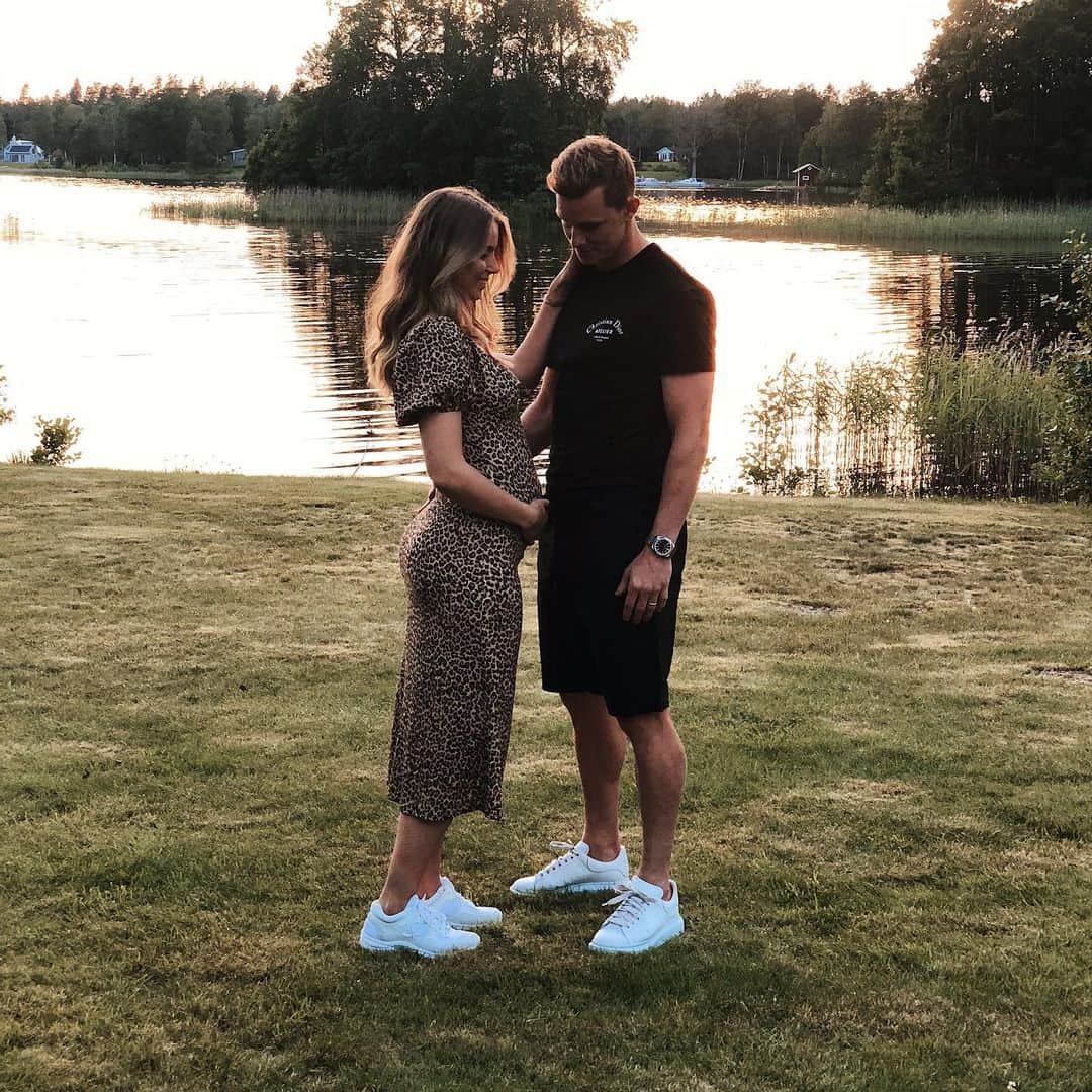 エミル・クラフトのインスタグラム：「I november blir vi 3 👶🏼」