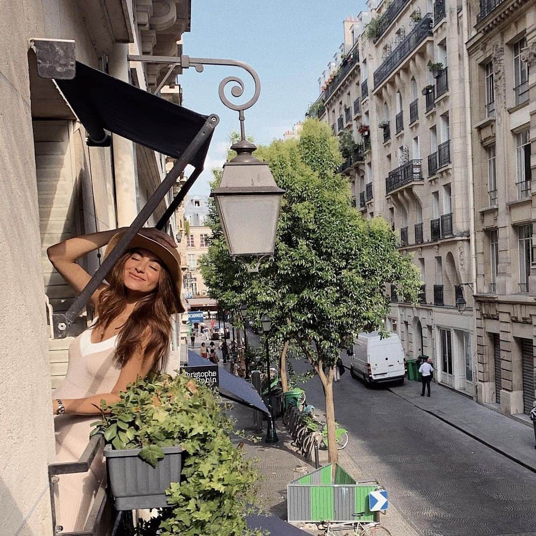 Sarah Angiusさんのインスタグラム写真 - (Sarah AngiusInstagram)「Paris we’re here!☀️🔥」6月26日 1時45分 - sarahangius