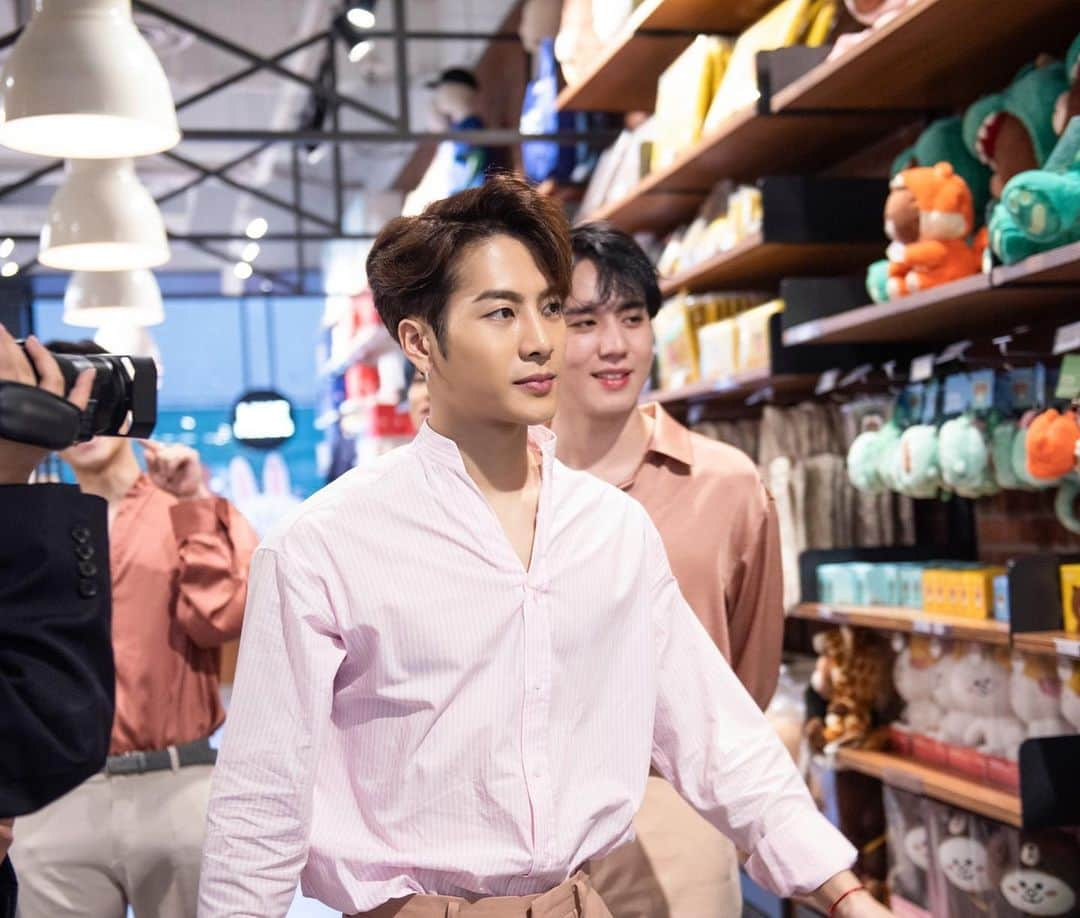 GOT7さんのインスタグラム写真 - (GOT7Instagram)「GOT7 2019 WORLD TOUR 'KEEP SPINNING' IN NEWARK  GOT7 @ Line Friends New York Times Square Store Thank you for inviting us!  #GOT7  #갓세븐  #GOT7WORLDTOUR  #GOT7_KEEPSPINNING  @vliveofficial  @linefriends @linefriends_us  @timessquarenyc」6月26日 1時48分 - got7.with.igot7