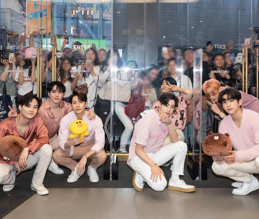 GOT7さんのインスタグラム写真 - (GOT7Instagram)「GOT7 2019 WORLD TOUR 'KEEP SPINNING' IN NEWARK  GOT7 @ Line Friends New York Times Square Store Thank you for inviting us!  #GOT7  #갓세븐  #GOT7WORLDTOUR  #GOT7_KEEPSPINNING  @vliveofficial  @linefriends @linefriends_us  @timessquarenyc」6月26日 1時48分 - got7.with.igot7