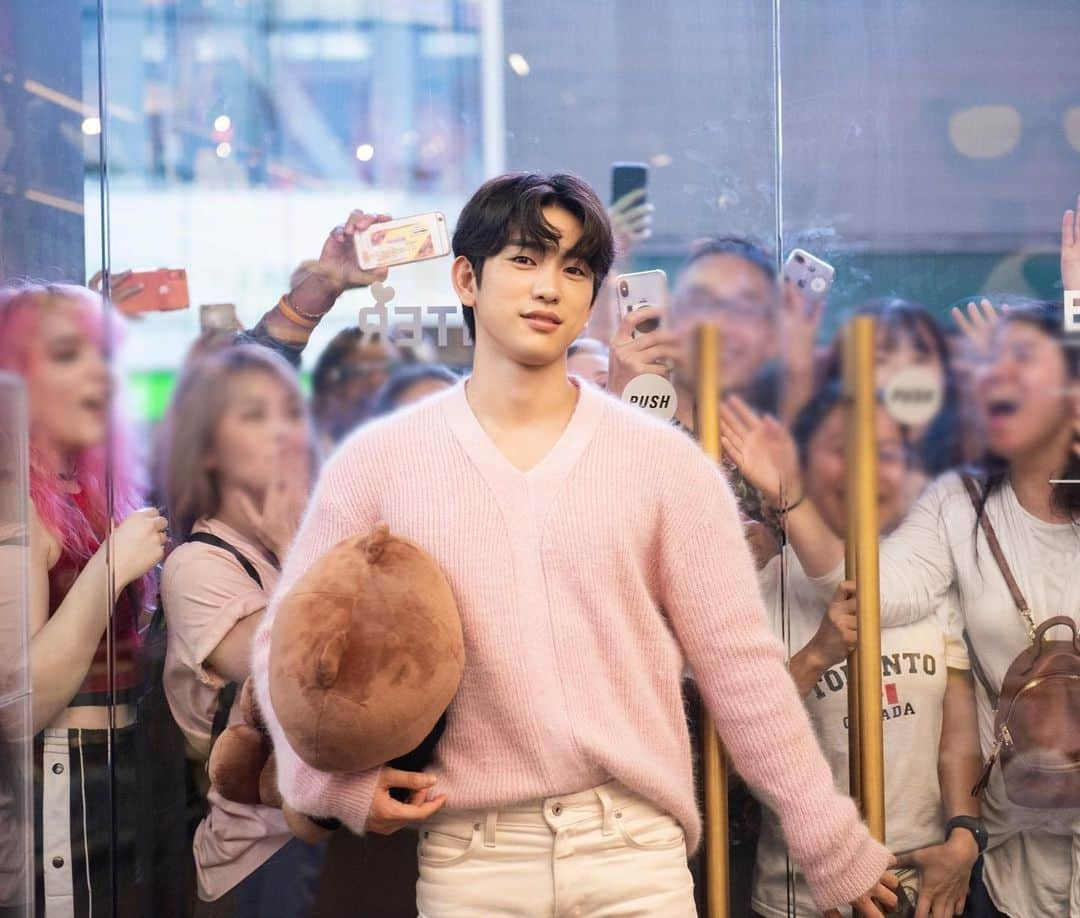 GOT7さんのインスタグラム写真 - (GOT7Instagram)「GOT7 2019 WORLD TOUR 'KEEP SPINNING' IN NEWARK  GOT7 @ Line Friends New York Times Square Store Thank you for inviting us!  #GOT7  #갓세븐  #GOT7WORLDTOUR  #GOT7_KEEPSPINNING  @vliveofficial  @linefriends @linefriends_us  @timessquarenyc」6月26日 1時48分 - got7.with.igot7