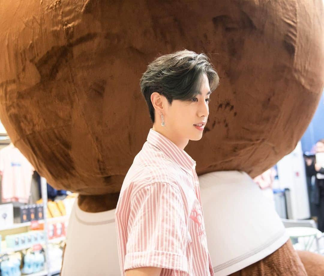 GOT7さんのインスタグラム写真 - (GOT7Instagram)「GOT7 2019 WORLD TOUR 'KEEP SPINNING' IN NEWARK  GOT7 @ Line Friends New York Times Square Store Thank you for inviting us!  #GOT7  #갓세븐  #GOT7WORLDTOUR  #GOT7_KEEPSPINNING  @vliveofficial  @linefriends @linefriends_us  @timessquarenyc」6月26日 1時48分 - got7.with.igot7