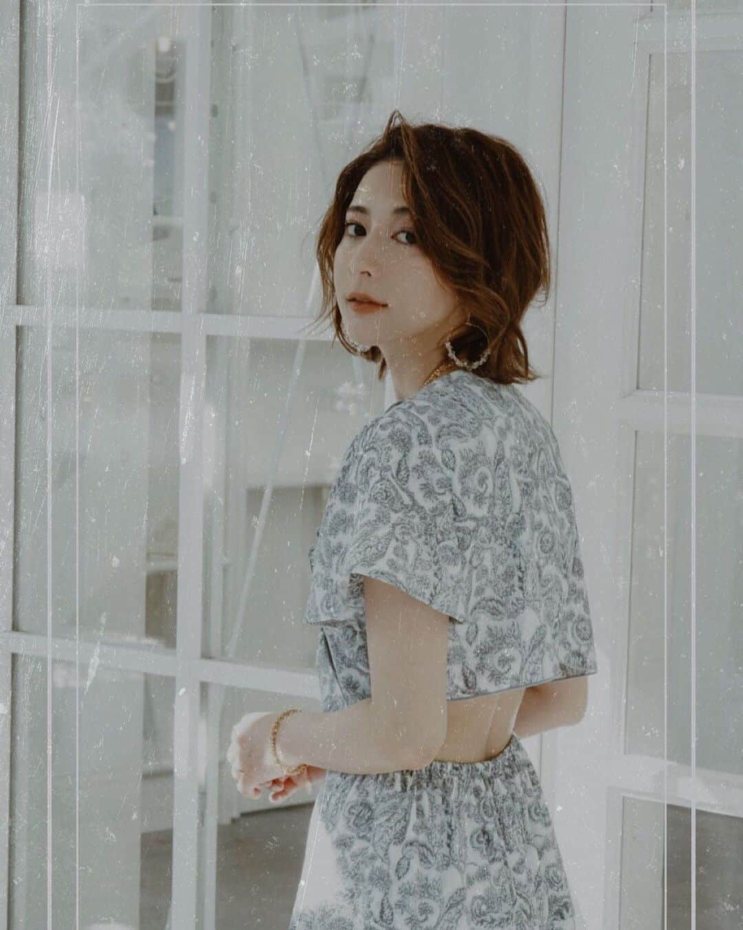 仲村美香さんのインスタグラム写真 - (仲村美香Instagram)「最終日はこのワンピースを着ます💕 最初と最後はコレって決めてたの🥺❤️ 友達もたくさん買ってくれて 凄く嬉しかった😭♡♡♡ ・ ・ 今日はお客様がこのワンピースを着て 来店して下さって、 もうそれがめちゃめちゃ可愛くて みんなの写真撮らせてもらったんだ🤣❤️ 他の日に来てくれたみんなも 撮らせて貰えば良かった…😢😢😢 ・ ・ 気に入ってもらえてすごく嬉しい😭❤️ 作るのが大変だったから 思い入れのあるワンピースなのですが… 可愛く仕上がって私もかなりお気に入りです🤣❤️ 明日店頭で着ているので 見掛けたら声かけて下さい♡♡♡ メッセージで話し掛けられなかったって方が何人かいらっしゃったので 是非是非お声掛けして下さい😭❤️ スタッフに伝えてもらえたら 駆け付けますので‼️笑 せっかく来てくださったのに 話せないの悲しいから😭😭😭 たくさんお話して、 写真も絶対撮ろう‼️笑笑 ・ ・ ストーリーに載せてくれたり タグ付けしてくれたり DMで送ってもらったお写真は 全部保存しているので またUPさせて下さい☺️❤️❤️❤️ ストーリーすぐ消えちゃうから 毎日スクリーンショットしてる✨笑 みんなの暖かいメッセージに 毎日うるうるしてます。 本当にいつもありがとう😢❤️ 6日間でたくさんの人に会えて 本当に幸せだった💕 明日で最後ですが、来られる方はお気を付けてお越しください❤️ お会いできるのを楽しみにお待ちしております☺️❤️❤️❤️ ・ ・ ・ ・ #coordinate#ootd#outfit#fashion#blogger#japan#marque#marqueofficial#marqueimport#マルク#毎日コーデ#コーデ#ファッション#popUP#ポップアップ」6月26日 1時49分 - mikapu0519