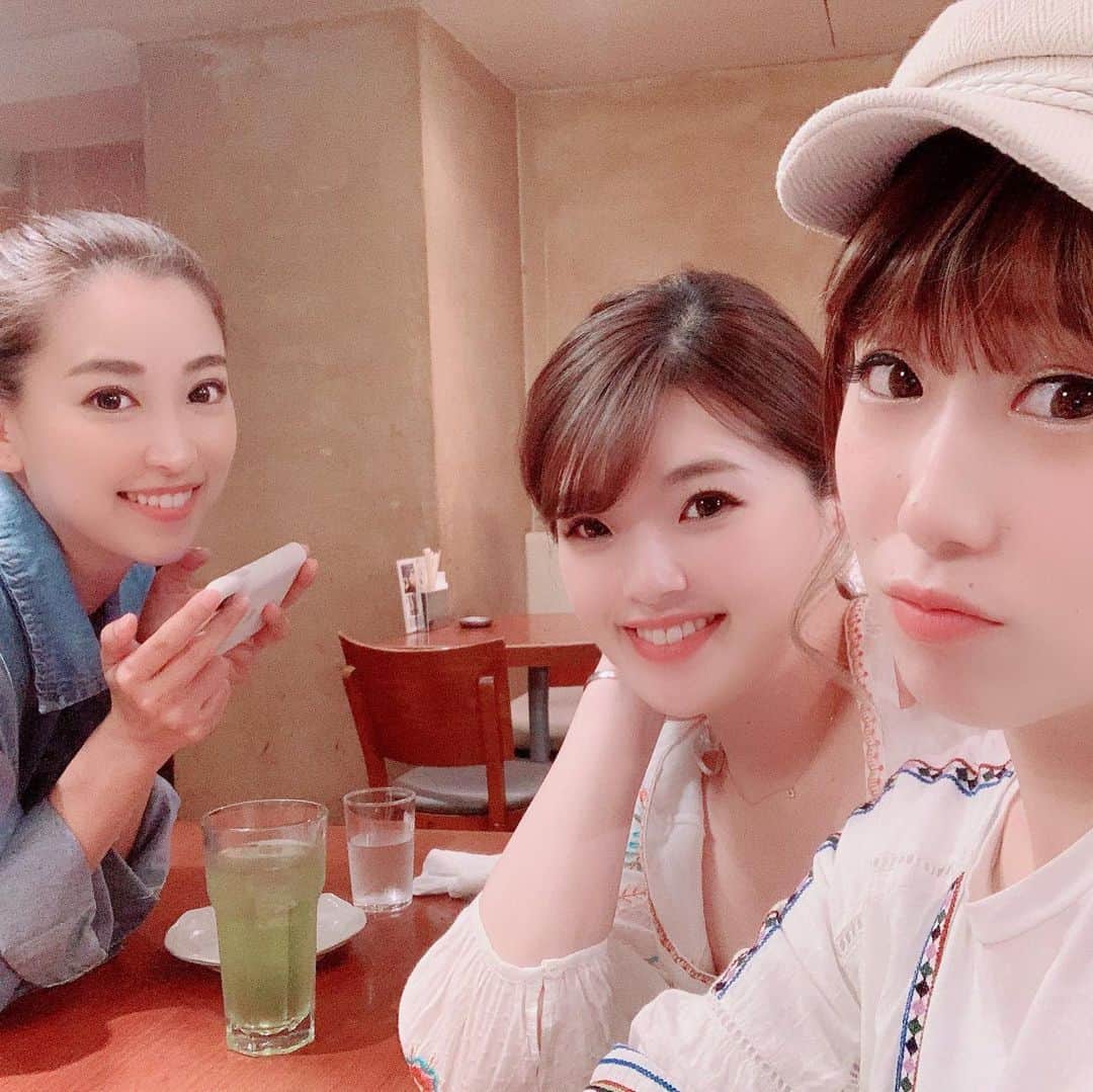 のインスタグラム：「もお6月終わりけど 5月に2人が遊びにきた時の更新🙋‍♀️ 時間差すごすぎ← ちなつがすごく顔が変わる盛れる？アプリでずっと撮ってくれた🤳 一鶴はいつ食べても激ウマ♡ おにぎりと食べるのがオススメ♡ おにぎり必須♡ うちに泊まりに来てくれて、 ノリでYouTubeの生配信に出てもらった😂😂 次の日は中華街で東仙で久しぶりの🥟🥟 とりあえずGWだったからどこもこんでるし、人も多すぎて体調激悪だったwww 空いてる時の中華街にまた行きたいな🙊💗 なんかずっと笑って楽しかったわ🥰 ちと遠いけどまたいつでも泊まり来てね🤗💗 . . しどんぎゃる相方あーちゃん 🧡誕生日おめでとう💙 一足先にまた歳くったな🥳❤️ . . #GWの思い出 #最近は #引きこもり #楽しかった #静岡 #お泊り #女子会 #女子旅 #また来てね #friends #happy #birthday #holiday #instagood」