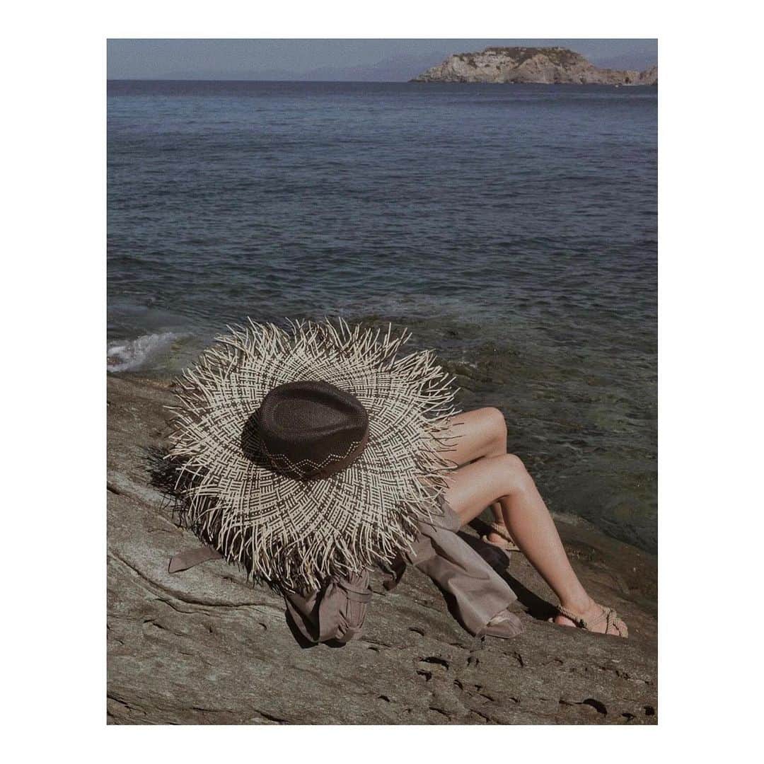 のインスタグラム：「✨Take me there. #silence #bythesea @gxiayan #dorotheeschumacher #strawhats #ss19 #love #ocean #mood #travelphotography #traveltheworld #takemethere #vacation #summer #vibes ✨」