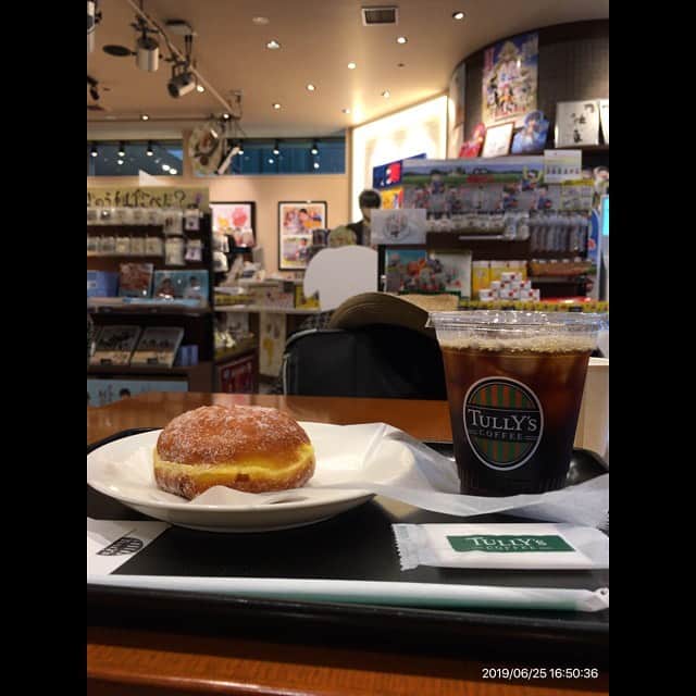森田繁のインスタグラム：「いいかげん汗ダルマだし、ここらで勘弁してやろうと入ったタリーズがテレ東本社の下で、ちょっと笑う。」