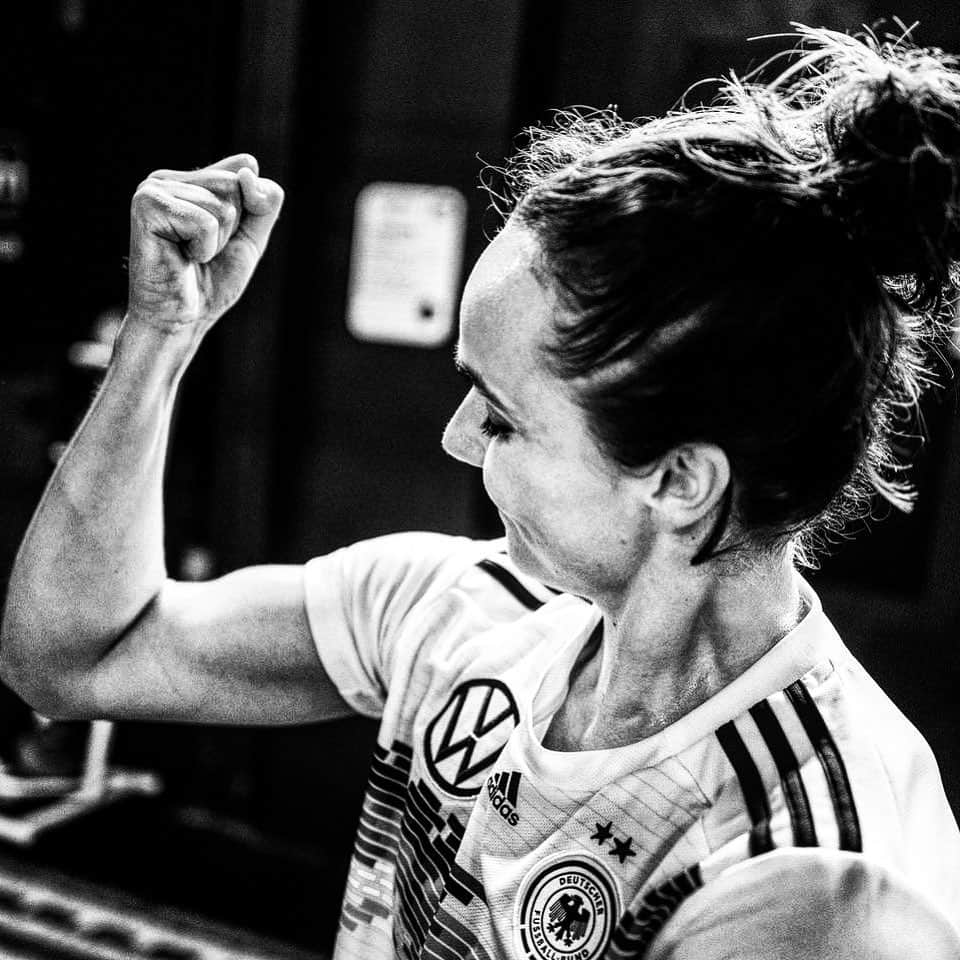 Lina Magullのインスタグラム：「🔋Full power for the next game 💪🇩🇪 #allezmaximaleluftpumpe @holgersaphotography」