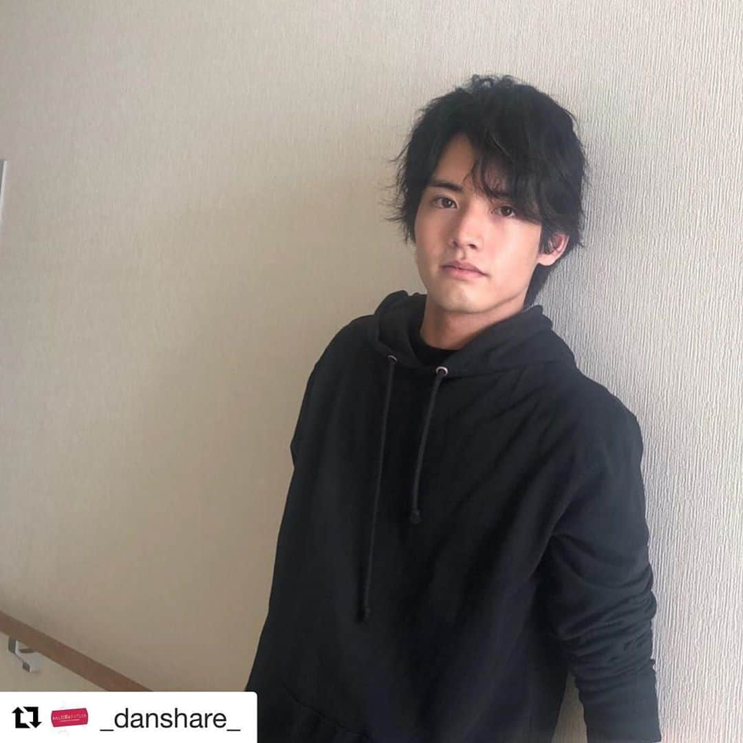 赤楚衛二さんのインスタグラム写真 - (赤楚衛二Instagram)「私、人生で初めてパーマと言うモノをかけました。 パーマソエージです。 この衣装も大事です。 是非注目してくださいませ。  #Repost @_danshare_ with @get_repost ・・・ こんばんは、#旦シェア です✨  松田秀明役・赤楚衛二さんのオフショットいただきました☺️✨ この黒い衣装も秀明が巻き込まれていく運命の象徴なのでご注目ください‼️ #わたし旦那をシェアしてた #小池栄子 #りょう #岡本玲 #赤楚衛二 #黒木啓司 #渡辺真起子 #平山浩行 #夏木マリ#ytv #木曜ドラマF #ドラマ #7月4日木曜よる11時59分スタート」6月25日 16時57分 - akasoeiji