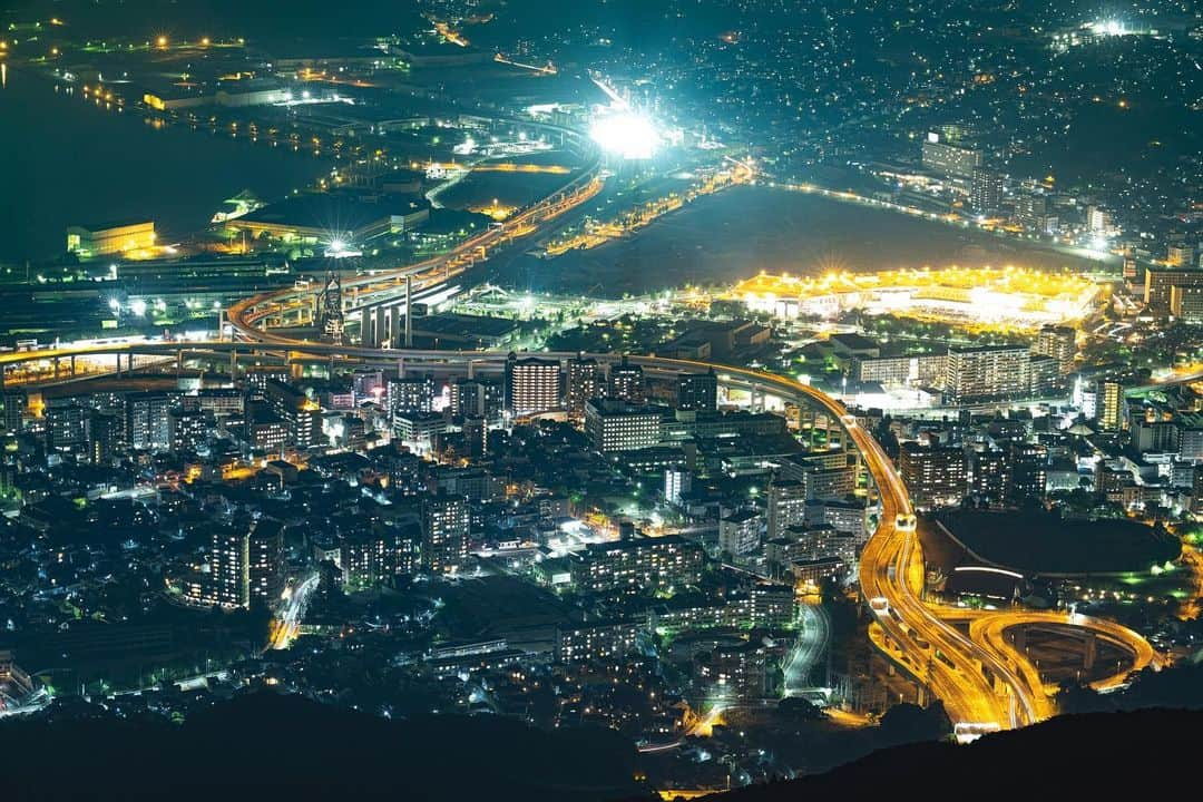 九州電力さんのインスタグラム写真 - (九州電力Instagram)「新日本三大夜景「皿倉山」🌃✨﻿ .﻿ .﻿ #九州電力 #kyuden #九電 #九州の灯り #夜景 #夜の風景 #夜景部 #夜景撮影 #夜景ら部 #夜景デート #夜景が綺麗 #街の灯り #風景写真家 #japan_night_view #citylights #夜景好きな人と繋がりたい #カメラ撮る人と繋がりたい #福岡県 #fukuoka #福岡旅行 #福岡写真部 #福岡カメラ部 #北九州 #皿倉山 #九州ぐらむ #ファインダー越しの私の世界 #九州旅行 #九州 #kyushu #九州愛」6月25日 17時02分 - kyuden_official